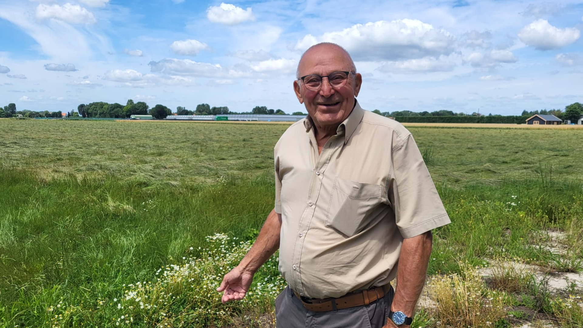 Wim Kaptein op de plek waar hij de ganzen heeft verjaagd met een pistoolschot.