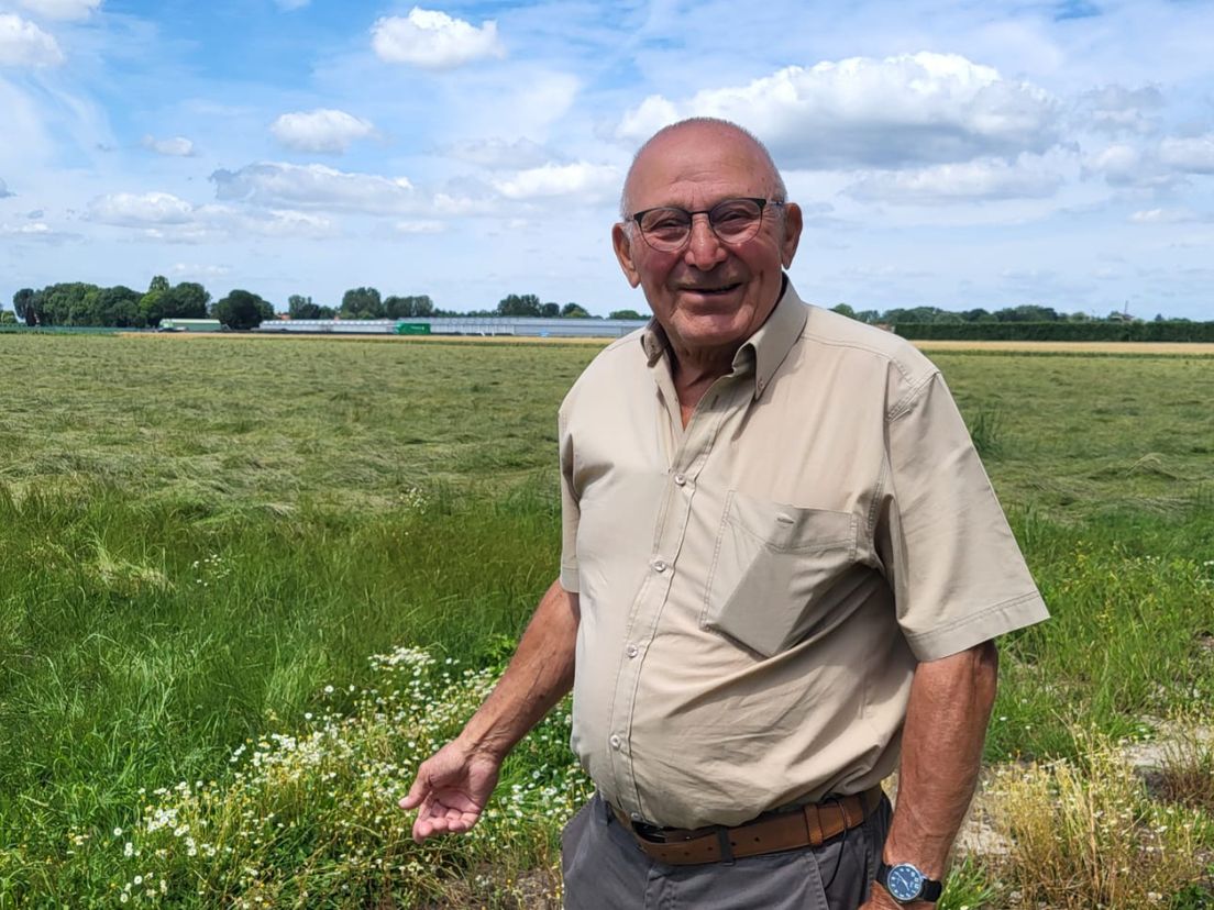 Wim Kaptein op de plek waar hij de ganzen heeft verjaagd met een pistoolschot.