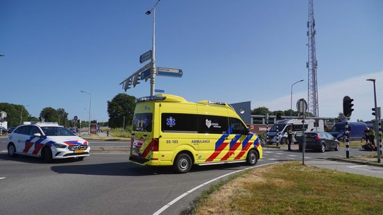 Scooterrijder gewond bij aanrijding met auto in Assen. Scooterrijder gewond bij aanrijding met auto in Assen.