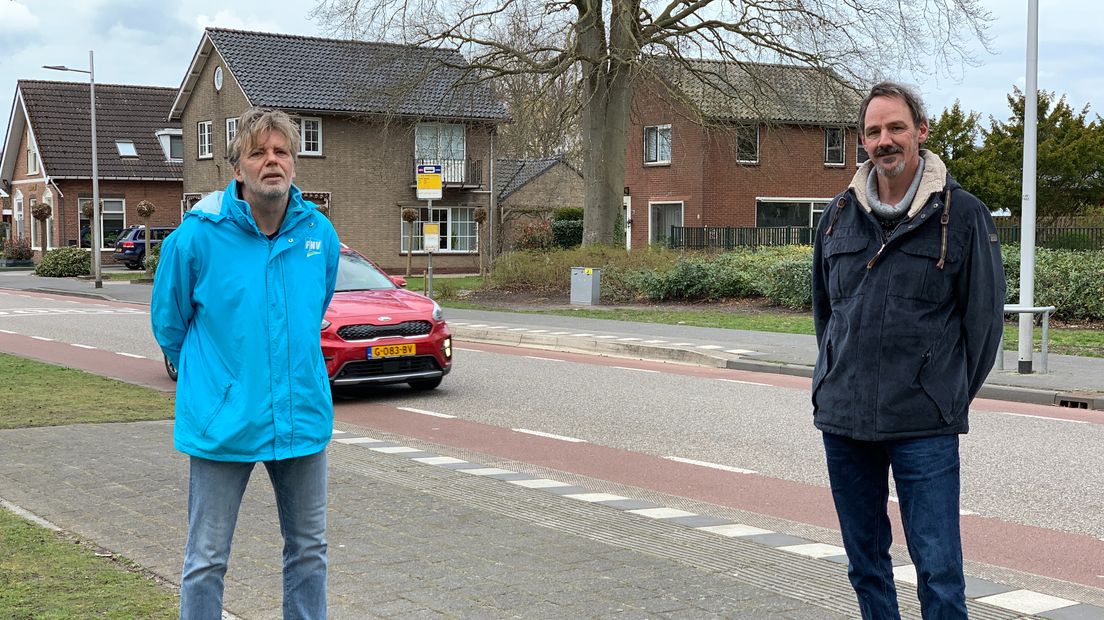 Edwin Kuiper van de FNV en buschauffeur Dirk Visser van Qbuzz