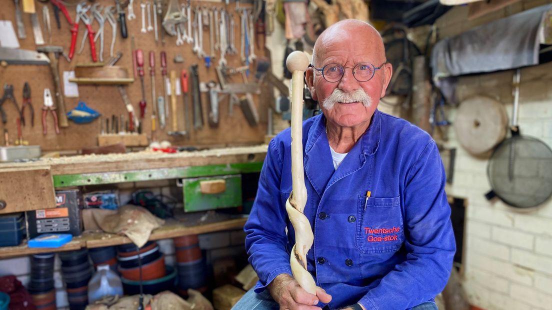 Jan (76) uit Hengelo maakt traditionele 'goastokken', maar wie volgt hem ooit op?