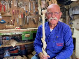 Jan (76) uit Hengelo maakt traditionele Twentse goastokken, maar wie volgt hem op?