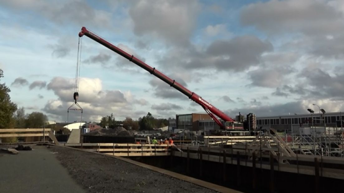 Een hijskraan tilt een betonblok naar zijn plek (Rechten: RTV Drenthe)