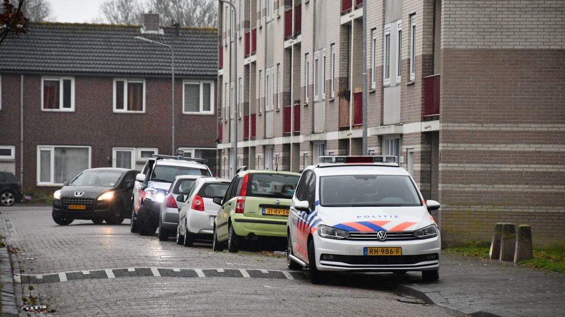 Politieauto's in Schaepmanstraat Vlissingen na steekincident.