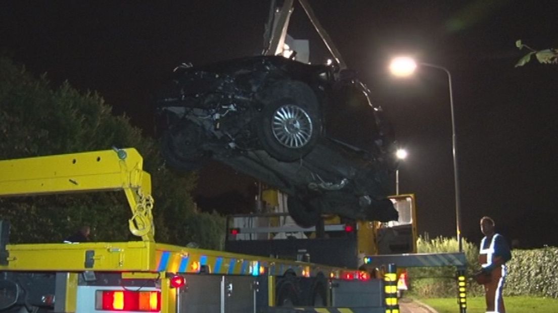 Op de Holthuizerstraat in Twello is vrijdagavond een auto onder de trein gekomen, waarbij de bestuurster van de auto is overleden. Vermoedelijk gaat het om zelfdoding, aldus de politie.