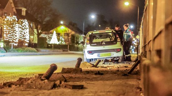 Automobiliste rijdt 5 paaltjes omver | Voetganger gewond na botsing met maaltijdbezorger. Automobiliste rijdt 5 paaltjes omver | Voetganger gewond na botsing met maaltijdbezorger.