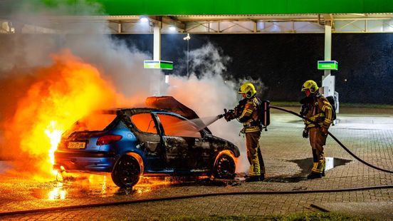 Autobrand bij tankstation