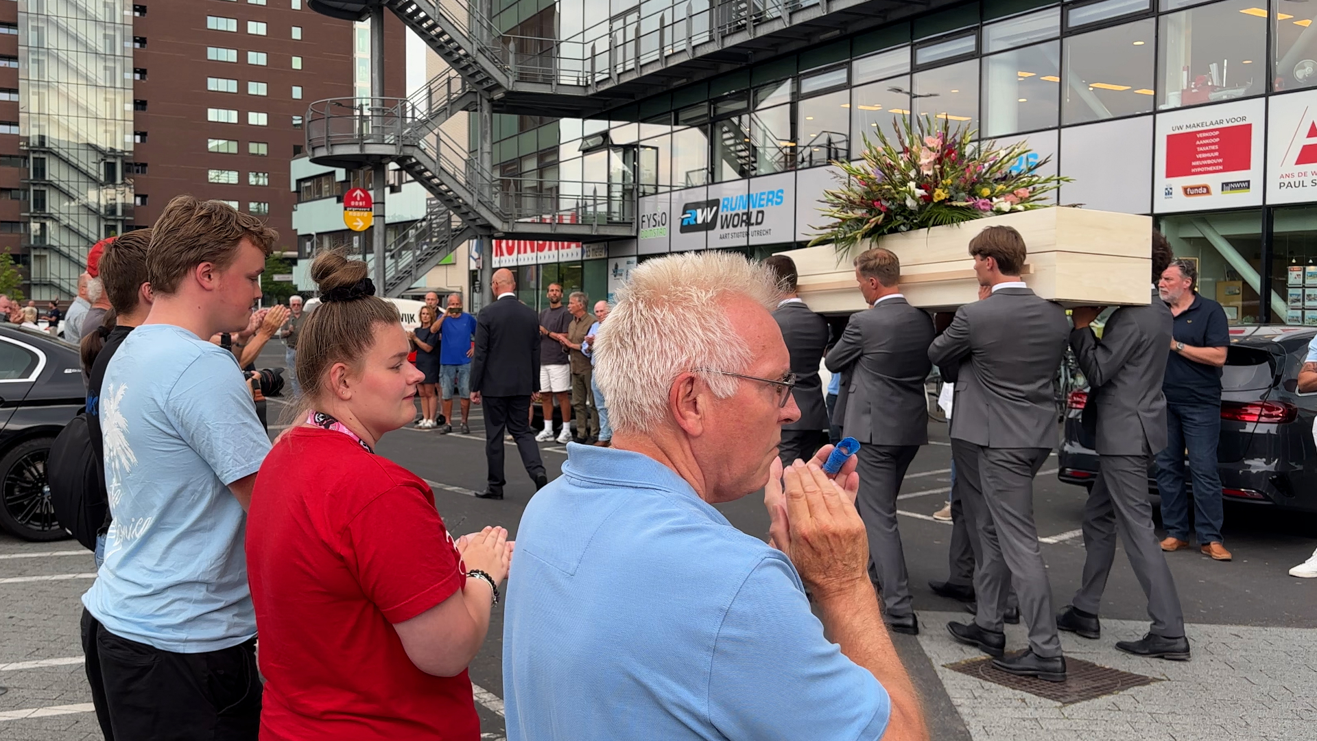 Tientallen supporters bij erehaag voor afscheid Leo van Veen: 'Indrukwekkend'