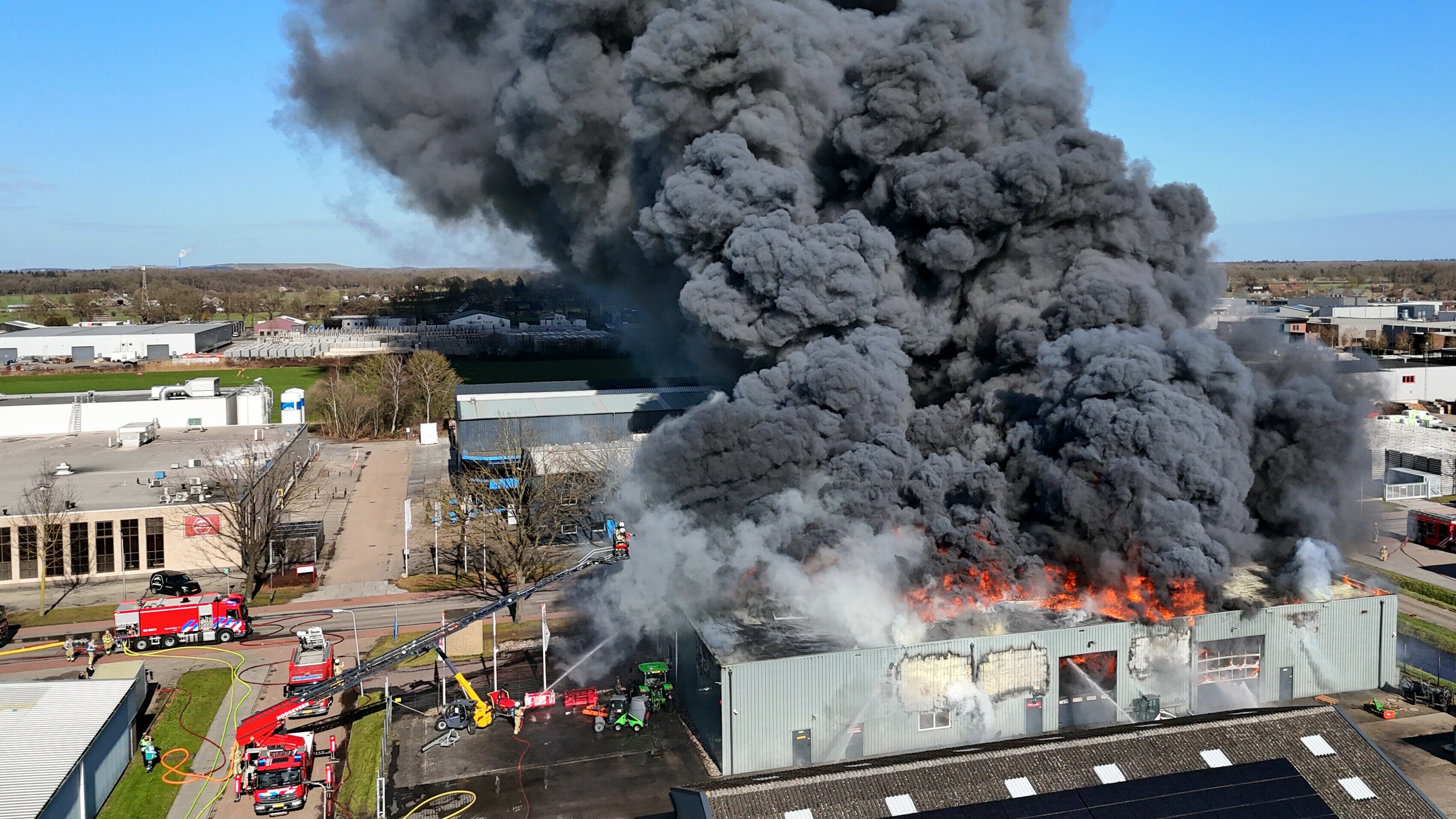 Pand in Hoogeveen niet meer te redden na grote brand