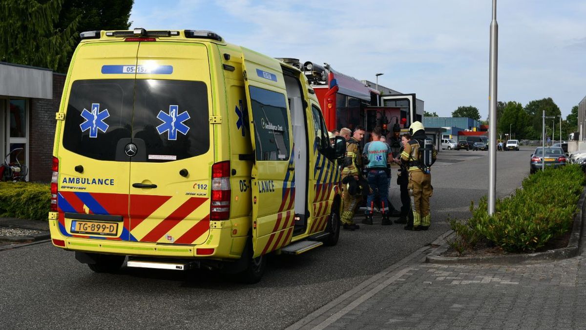 112 Nieuws: Auto belandt op de kop in Radewijk: twee gewonden