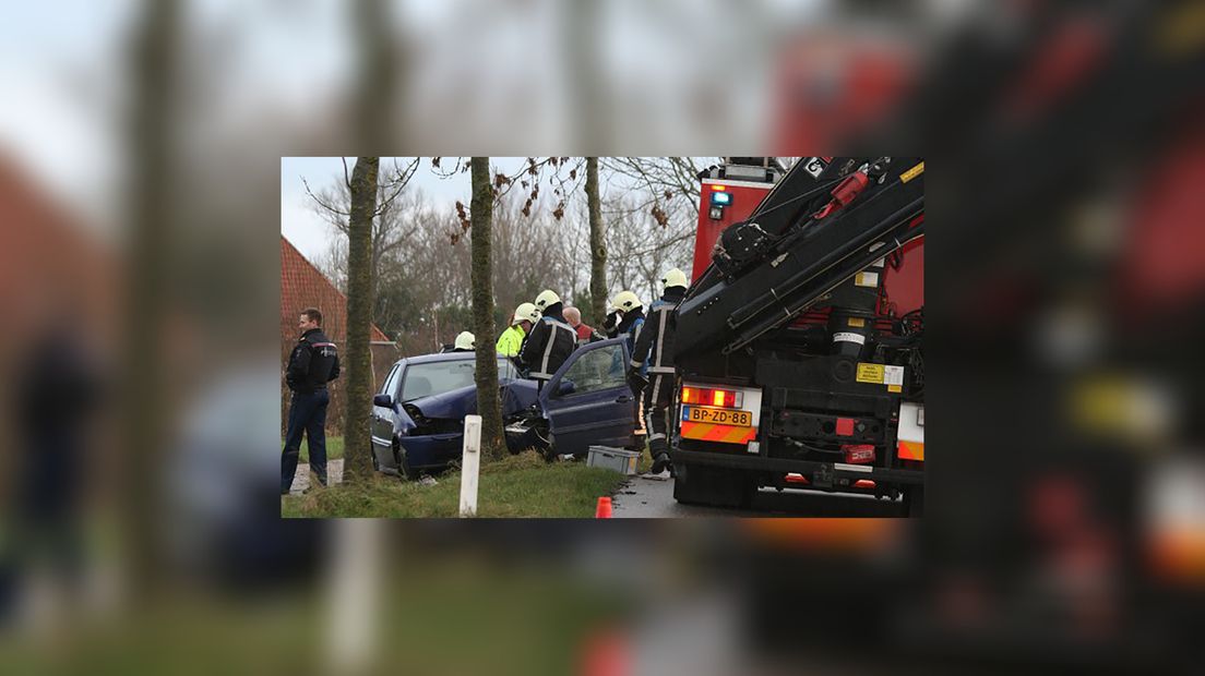 De brânwacht hellet de doar út de auto (foto Alex Zwart)