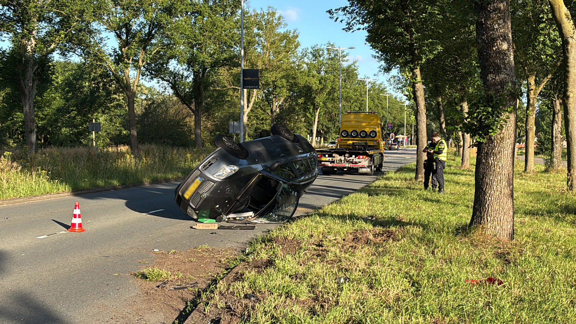 Auto slaat over de kop bij ongeval op Albert Schweitzerdreef in Utrecht