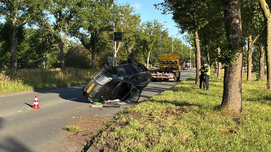 Auto slaat over de kop bij ongeval op Albert Schweitzerdreef in Utrecht. Auto slaat over de kop bij ongeval op Albert Schweitzerdreef in Utrecht.