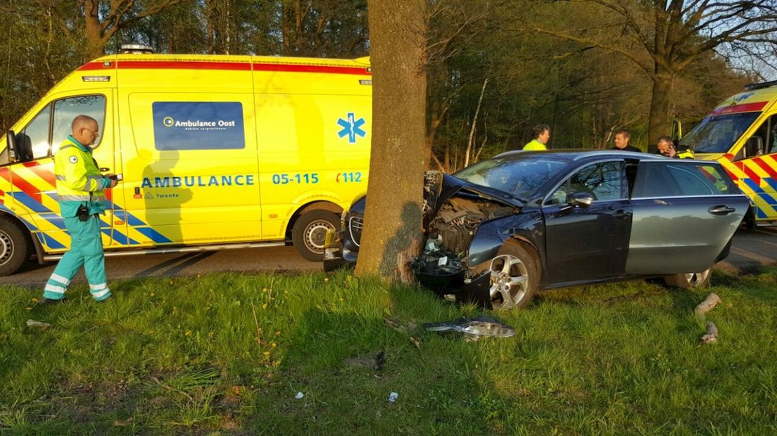 In de auto zaten zes mensen, zij moesten allemaal naar het ziekenhuis