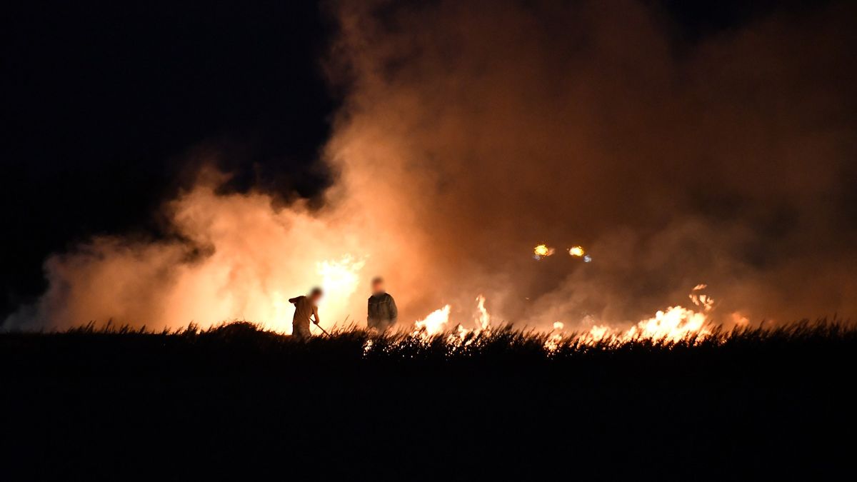 Boer helpt brandweer bij akkerbrand in Westkapelle