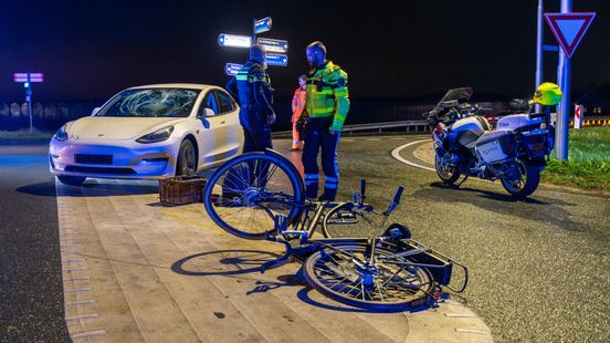 Fietser gewond bij aanrijding met auto. Fietser gewond bij aanrijding met auto.