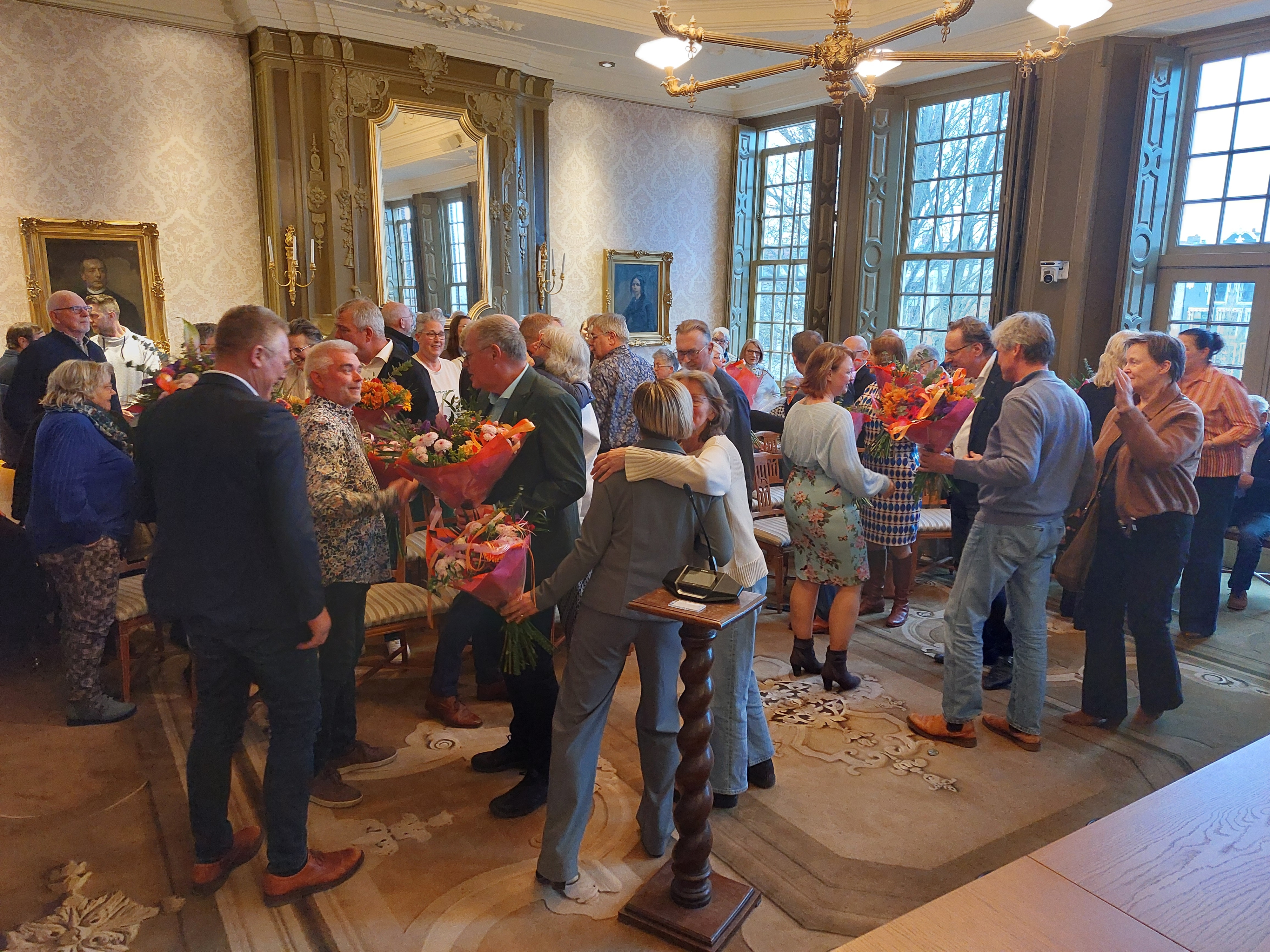 Blommen en lokwinsken nei de ynstallaasje fan de nije gemeenteried fan Harns