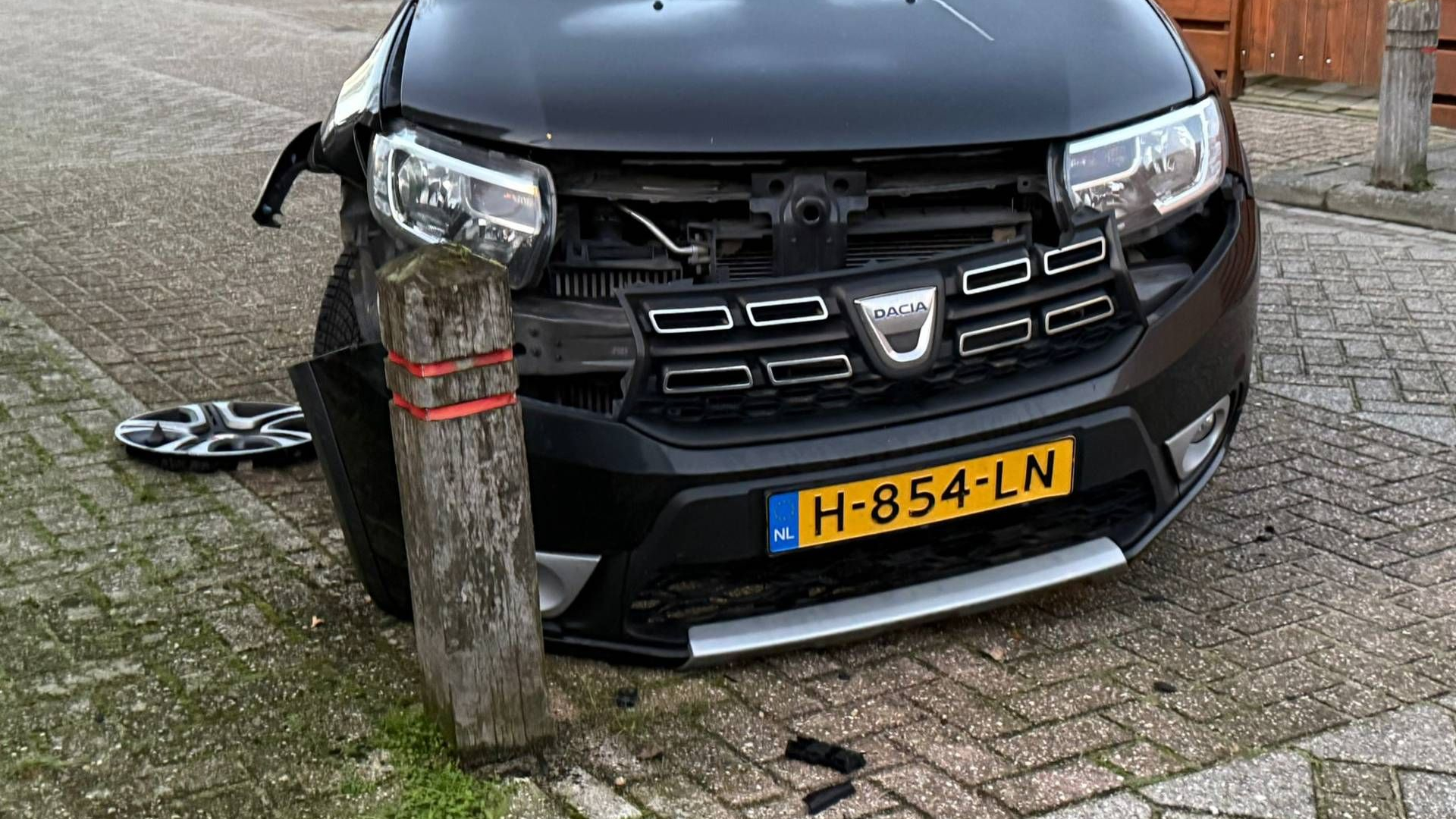 Auto tegen paal, bestuurder naar het ziekenhuis