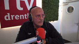 De 72-jarige scheidsrechter Jan Kuipers draagt een oorbel met een gouden fluitje