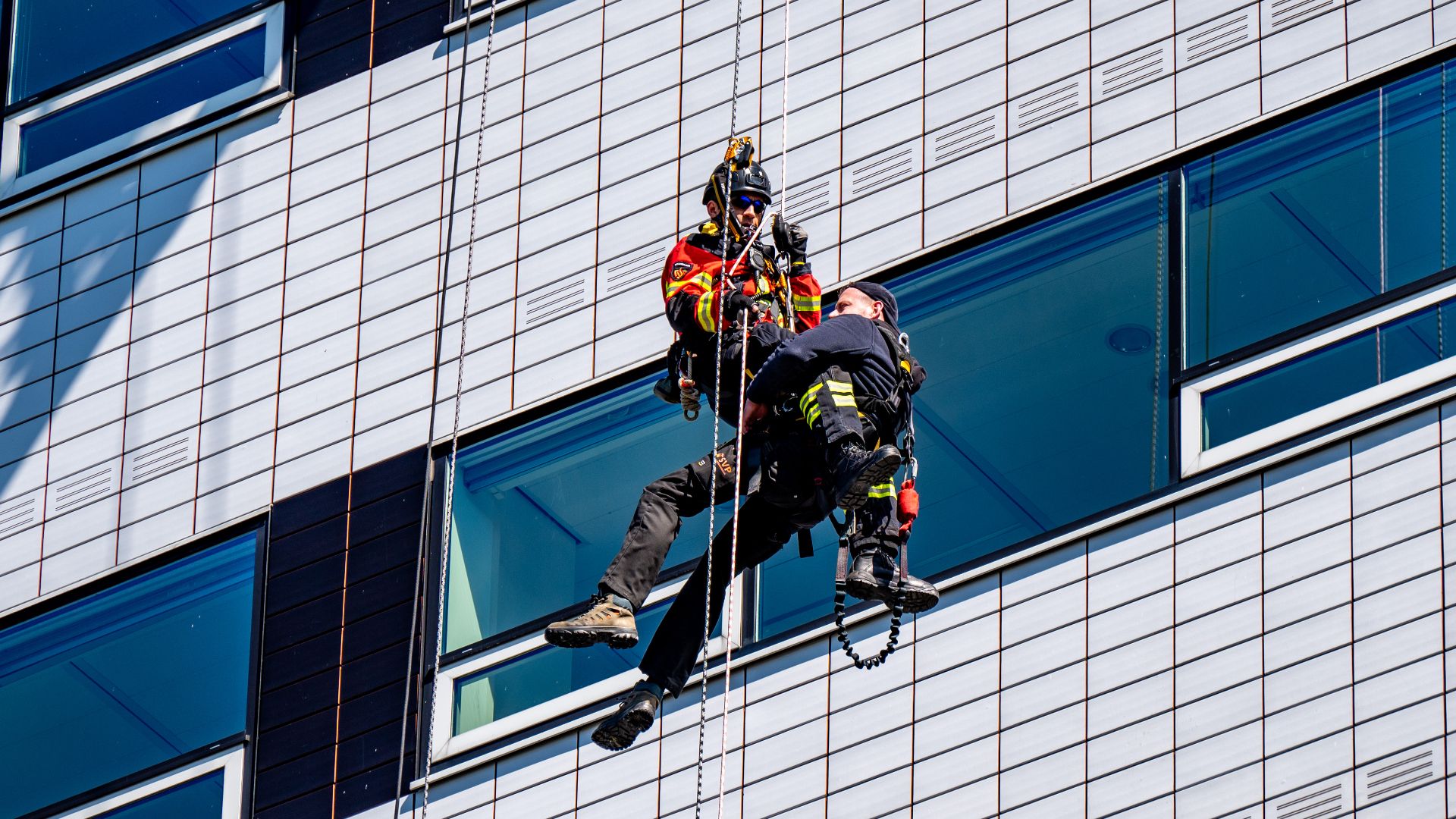 Glazenwasser bungelde op 30 meter hoogte, abseilers halen hem naar beneden