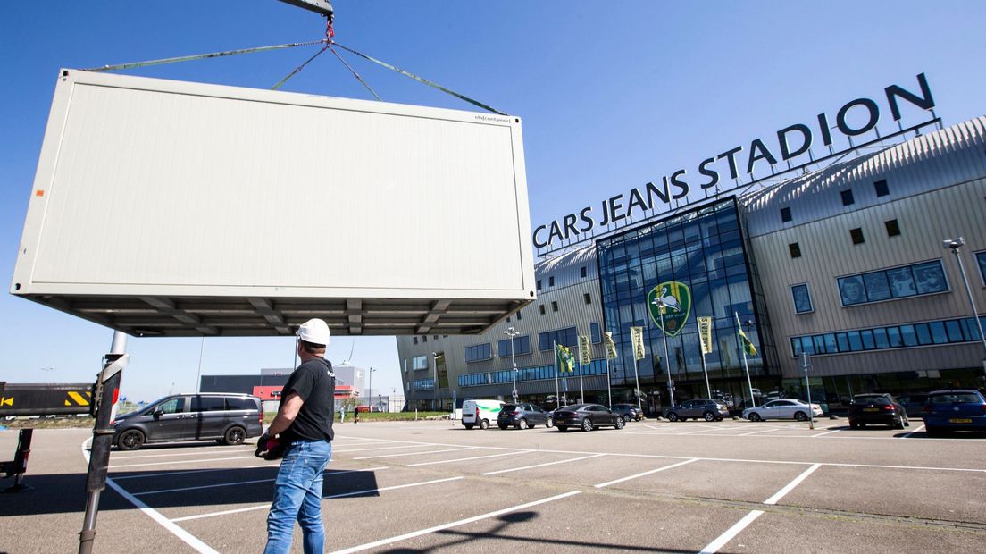 De eerste container wordt geplaatst op de parkeerplaats van het Cars Jeans Stadion
