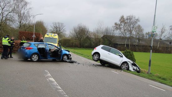 Auto belandt in sloot na ongeluk