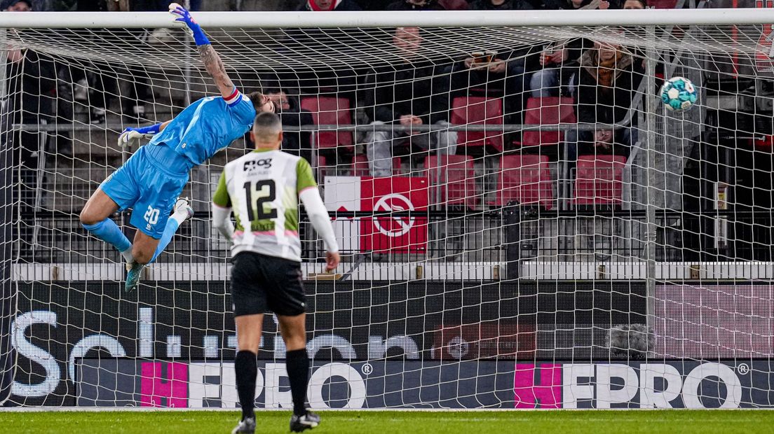 FC Groningen-keeper Verrips moet het antwoord schuldig blijven op de uithaal van Karlsson