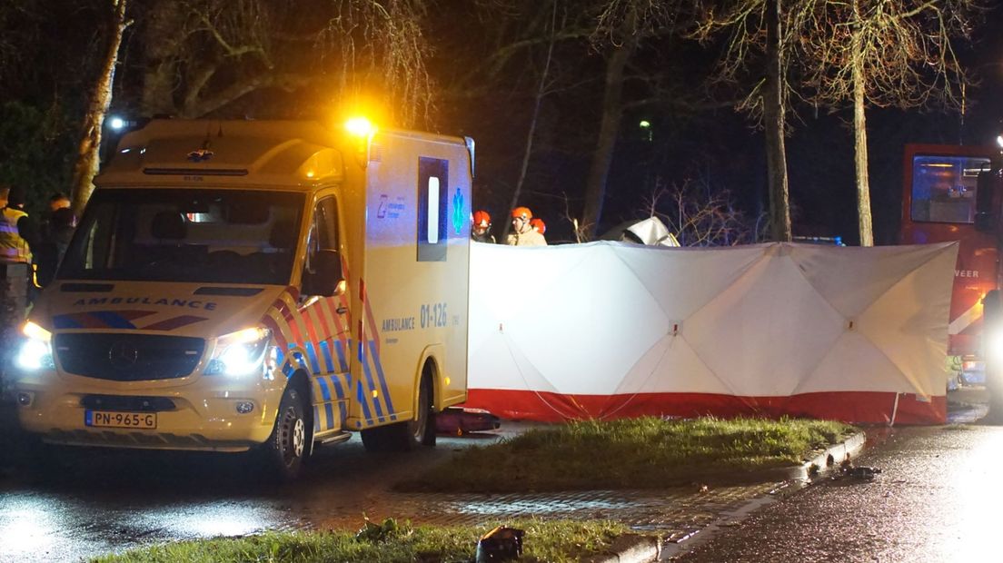 De hulpdiensten verlenen eerste hulp na het ongeval in Haren.