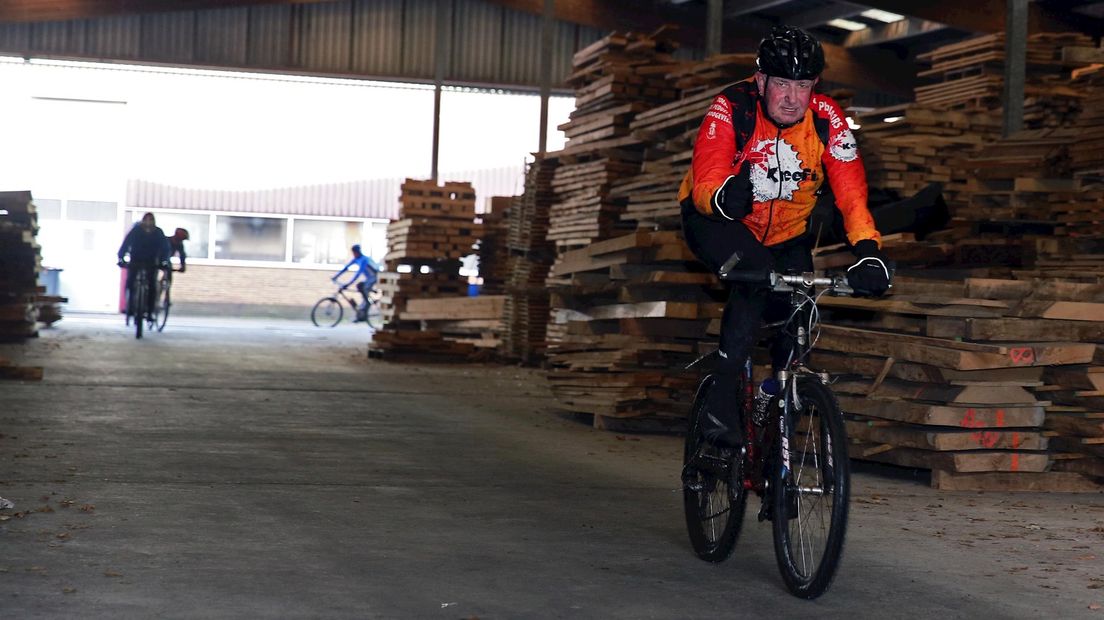 Rijden door de houthallen van Talen