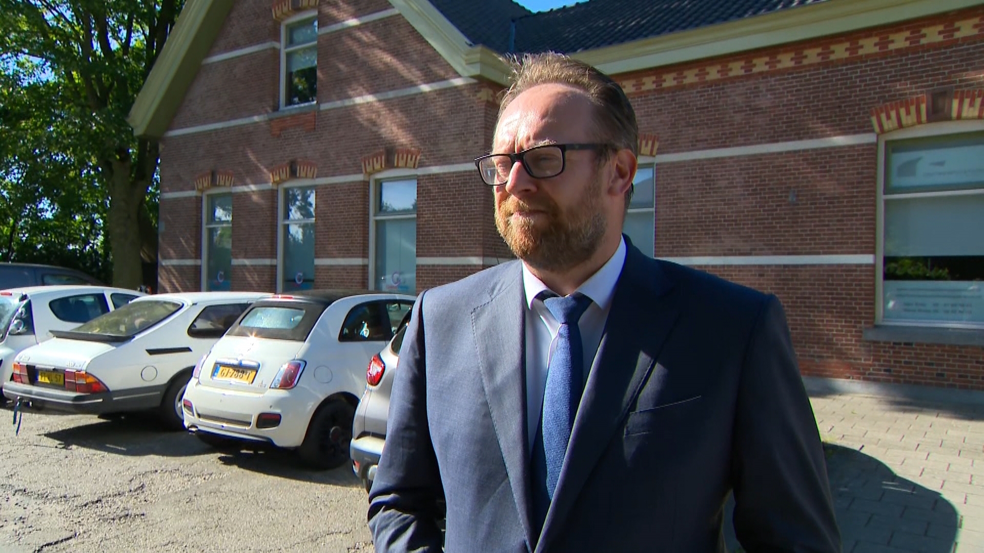 Minister Heerma stuit bij bezoek aardbevingsgebied op veel onrust en wantrouw