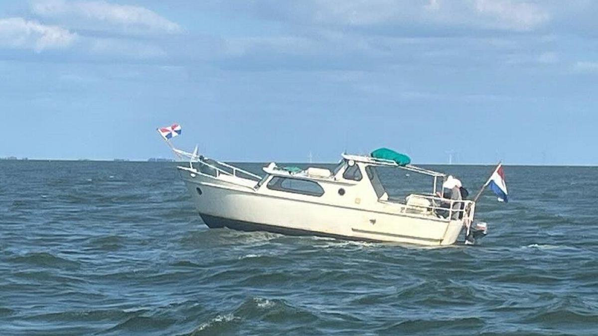 Schip met slechte motor en ondeugdelijke marifoon gered op IJsselmeer