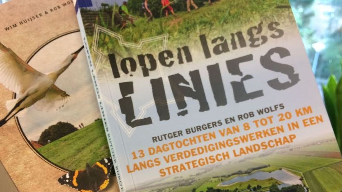 Rob Wolfs uit Dieren heeft weer een wandelgids uit. Samen met Rutger Burgers schreef hij Lopen langs linies, een boek met dertien wandelroutes langs plekken die ons land vroeger moesten beschermen tegen de vijand, de waterlinies. 'Ik heb een radar voor wat mooi is in het landschap', zei Wolfs woensdag op Radio Gelderland bij Rob Kleijs.