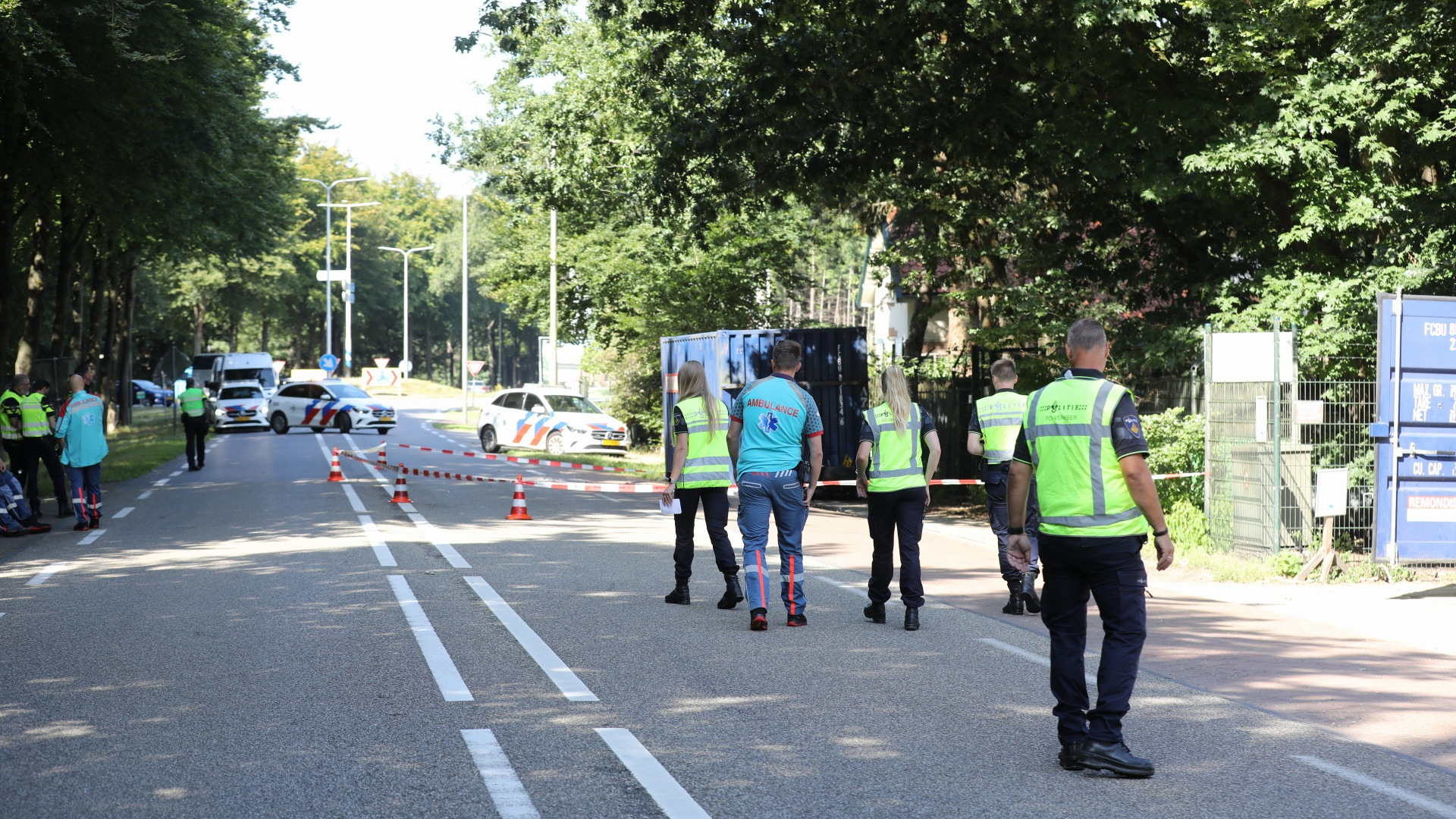 Motorrijder botst tegen zeecontainer en overlijdt