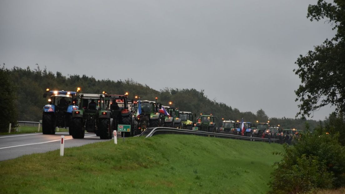 Boeren blokkeren de A28 bij Hoogeveen (Rechten: De Vries Media)