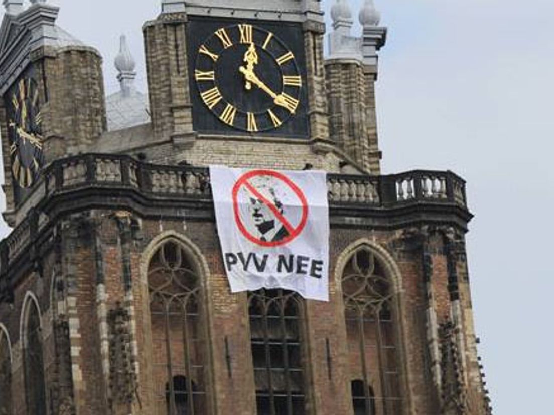 Anti-PVV-spandoek op Grote Kerk Dordrecht