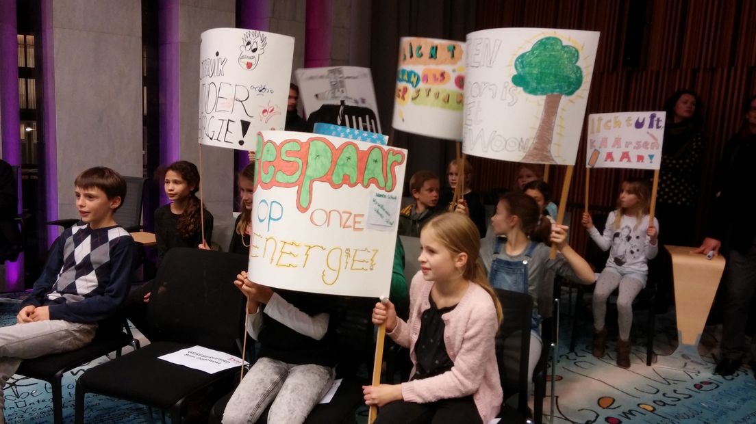 Ongeveer 300 leerlingen van basisscholen in Arnhem hebben maandagavond een duidelijke oproep gedaan aan de gemeenteraad: wees zuinig op ons klimaat.