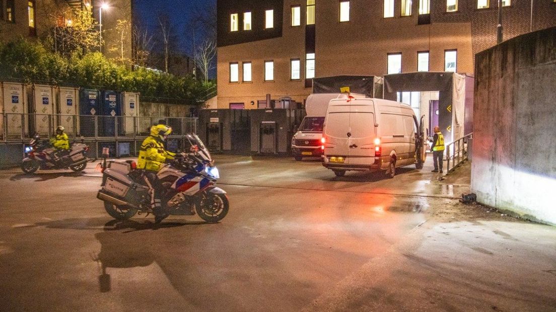 Vaccin arriveert onder politiebeveiliging bij Isala