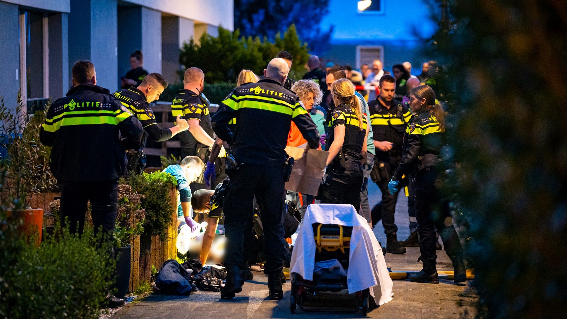 Man Zwaargewond Na Steekpartij In Rotterdam-Charlois | Twee Mannen Met ...