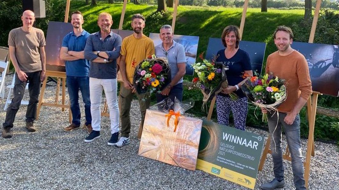 De winnaars van de natuurfotowedstrijd 2021. Aafke is de tweede van rechts.