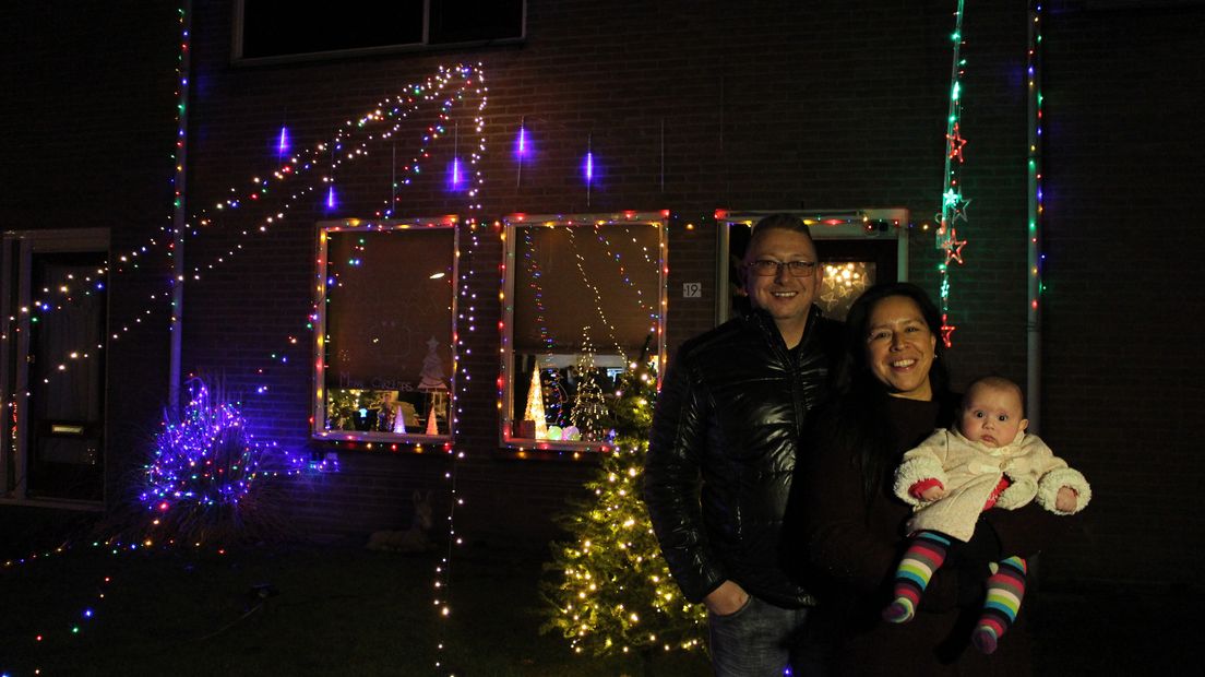 De trotse winnaars bij hun verlichte huis (Rechten: Simone Oosterbaan/RTV Drenthe)