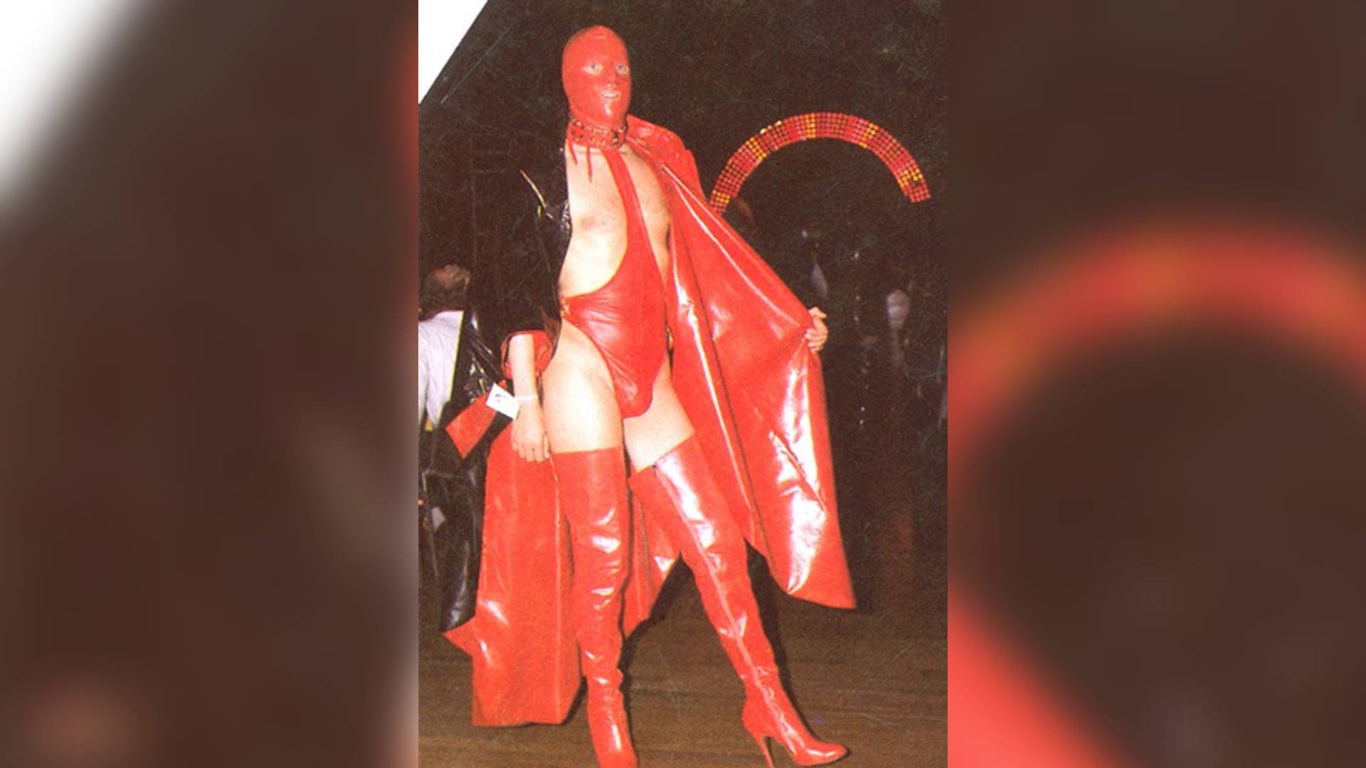 Chris in rode latexoutfit in de jaren tachtig.