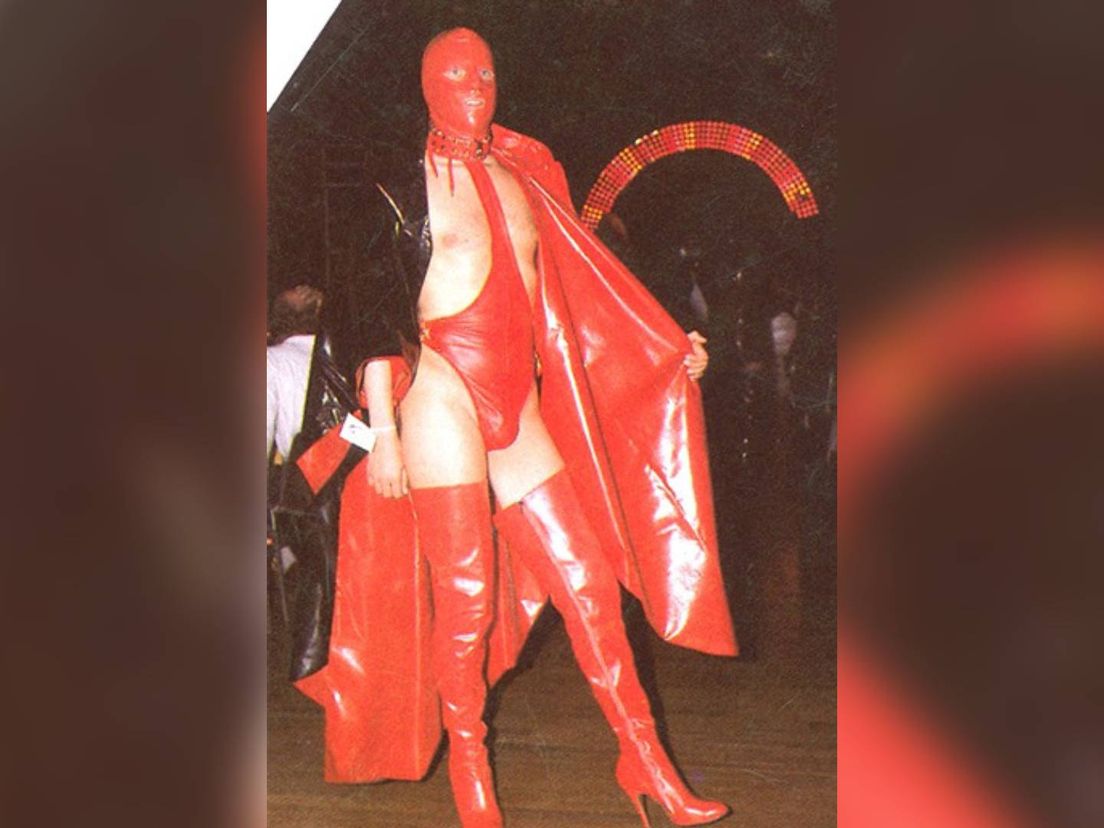 Chris in rode latexoutfit in de jaren tachtig.