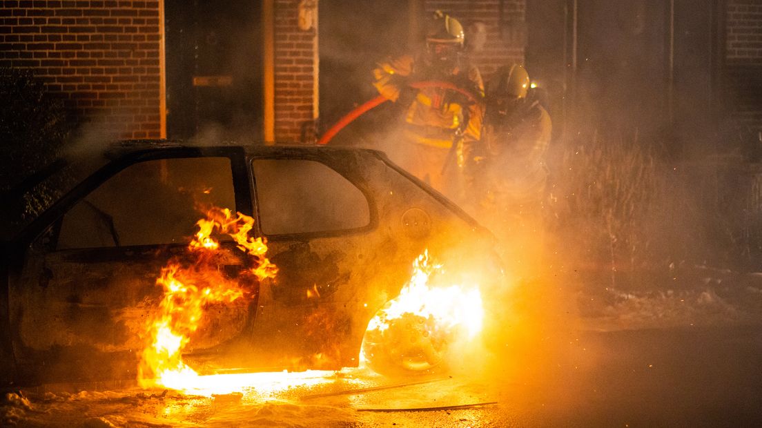 De brandweer in Hattem heeft dinsdagavond veel werk gehad van een autobrand aan de Kleine Gracht in Hattem. Daar vloog een personenauto in brand en lekte een deel van de brandstof het riool in. Nadat daar een ontsteking ontstond kwamen enkele putdeksels omhoog.