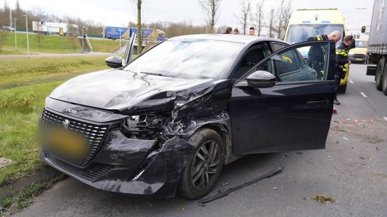 Ravage na aanrijding • frituurpan vat vlam. Ravage na aanrijding • frituurpan vat vlam.