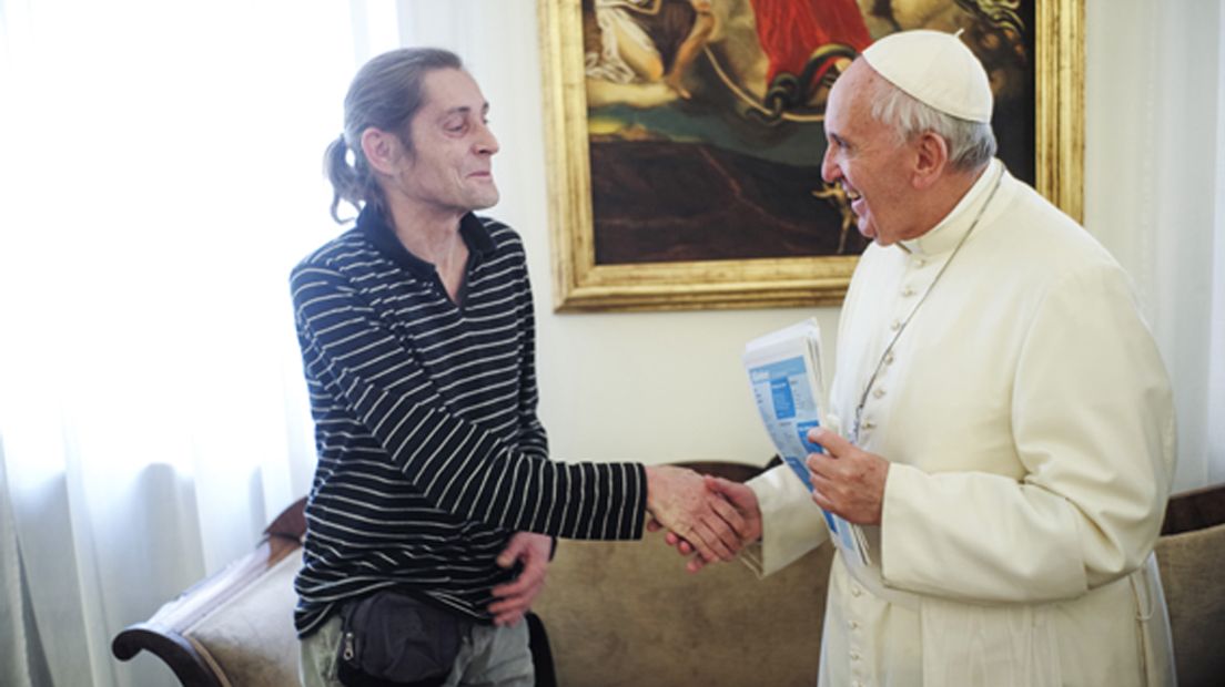 Paus Franciscus liet zich interviewen door Straatnieuws-verkoper Marc.