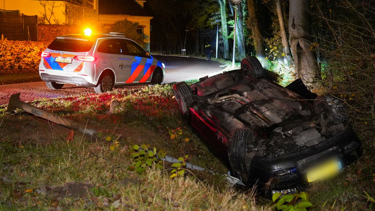 Auto slaat over de kop door ijzel in Paterswolde