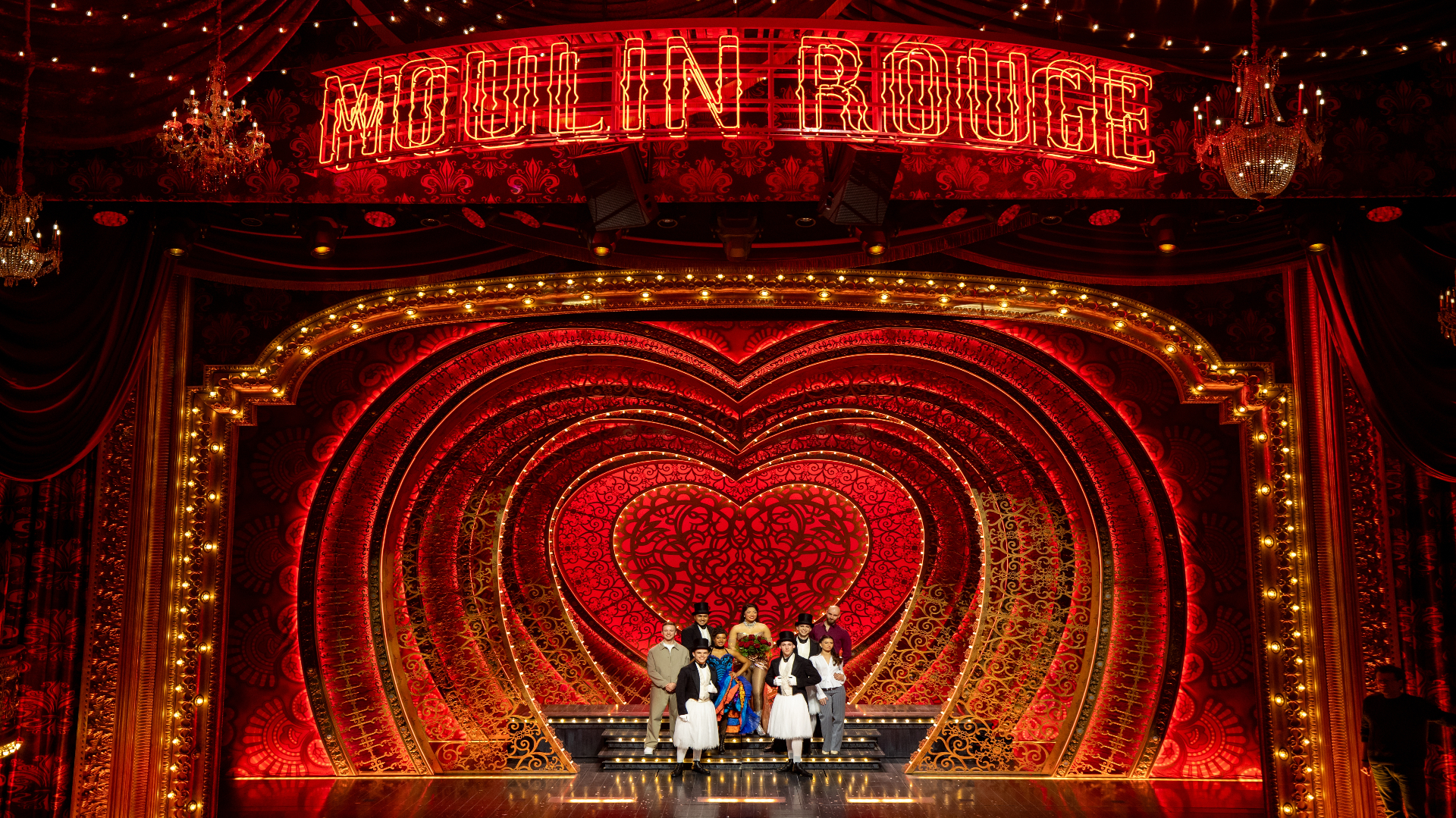 Sprinklerinstallatie zet podium Beatrixtheater onder water, laatste voorstellingen Moulin Rouge onze