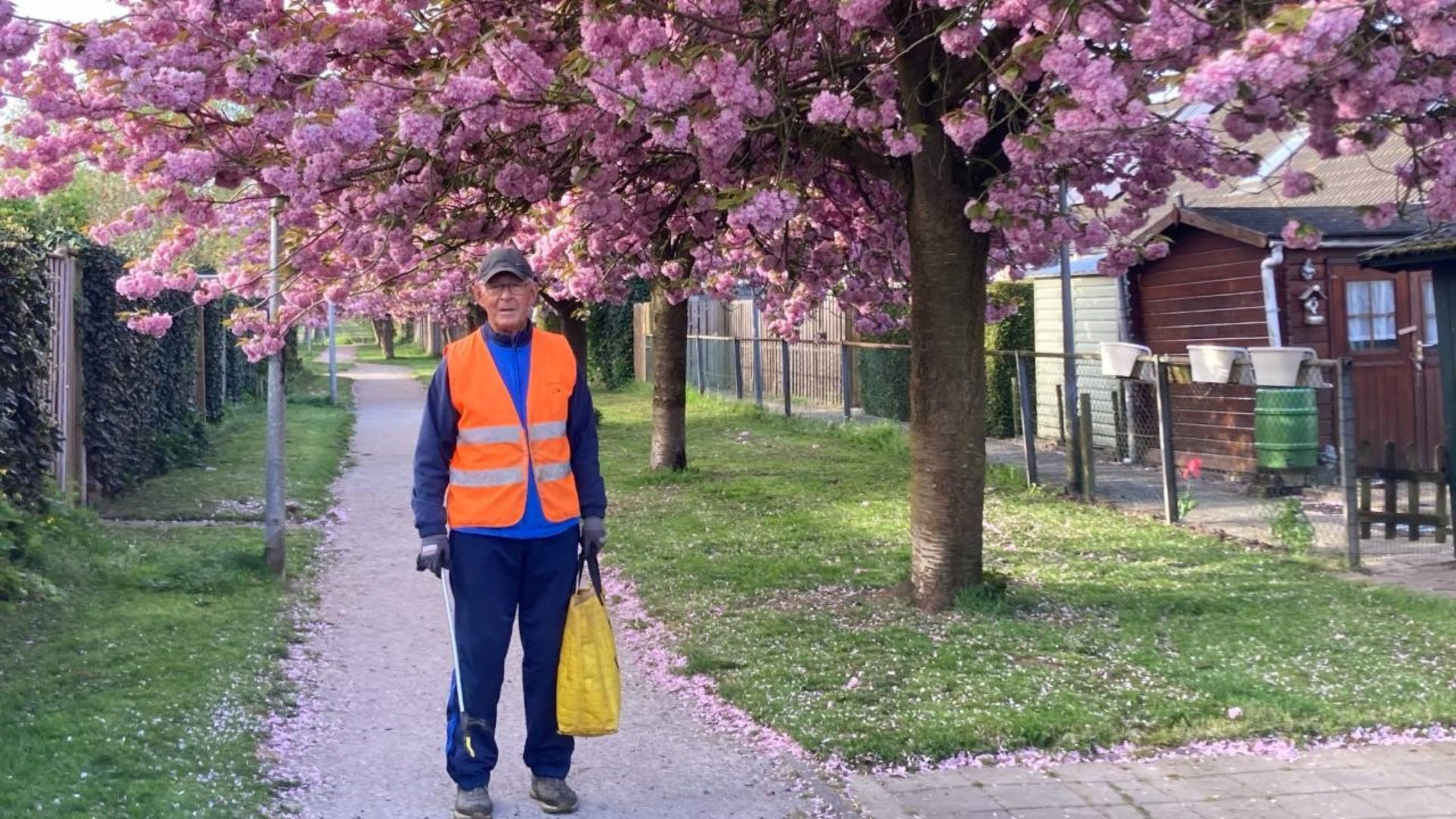 Frits (75) trainde vroeger jeugd Vitesse, nu ruimt hij zwerfafval op
