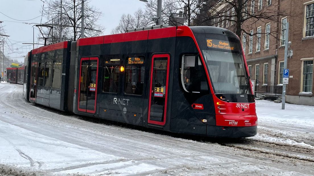 Tram in de sneeuw voor het Binnenhof