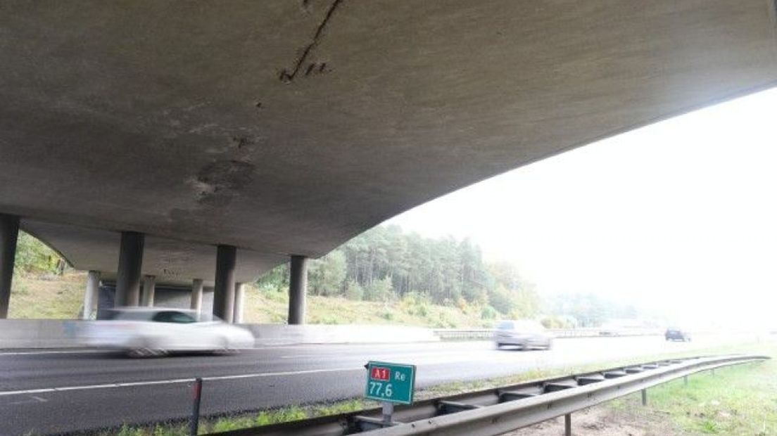 Beton brokkelt af van viaduct Hoog Burel over de A1